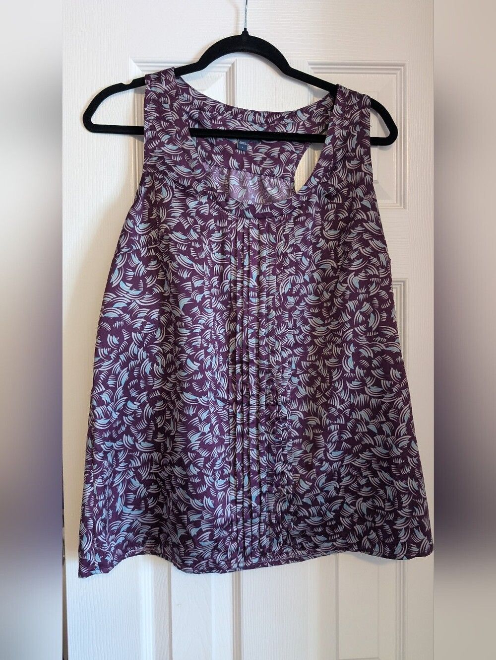 GAP Sleeveless Printed Womens Top in Plum with Light Blue Leaf Pattern Like New